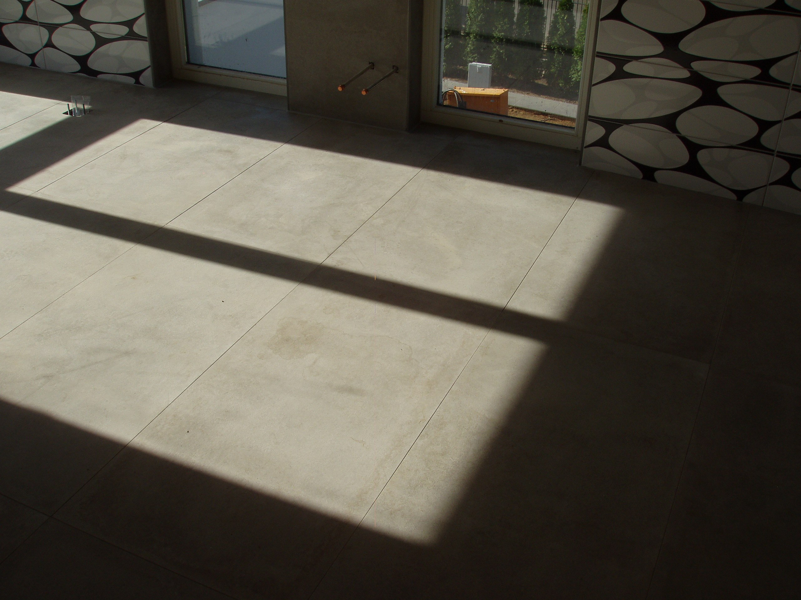 Badezimmerboden im Sonnenlicht