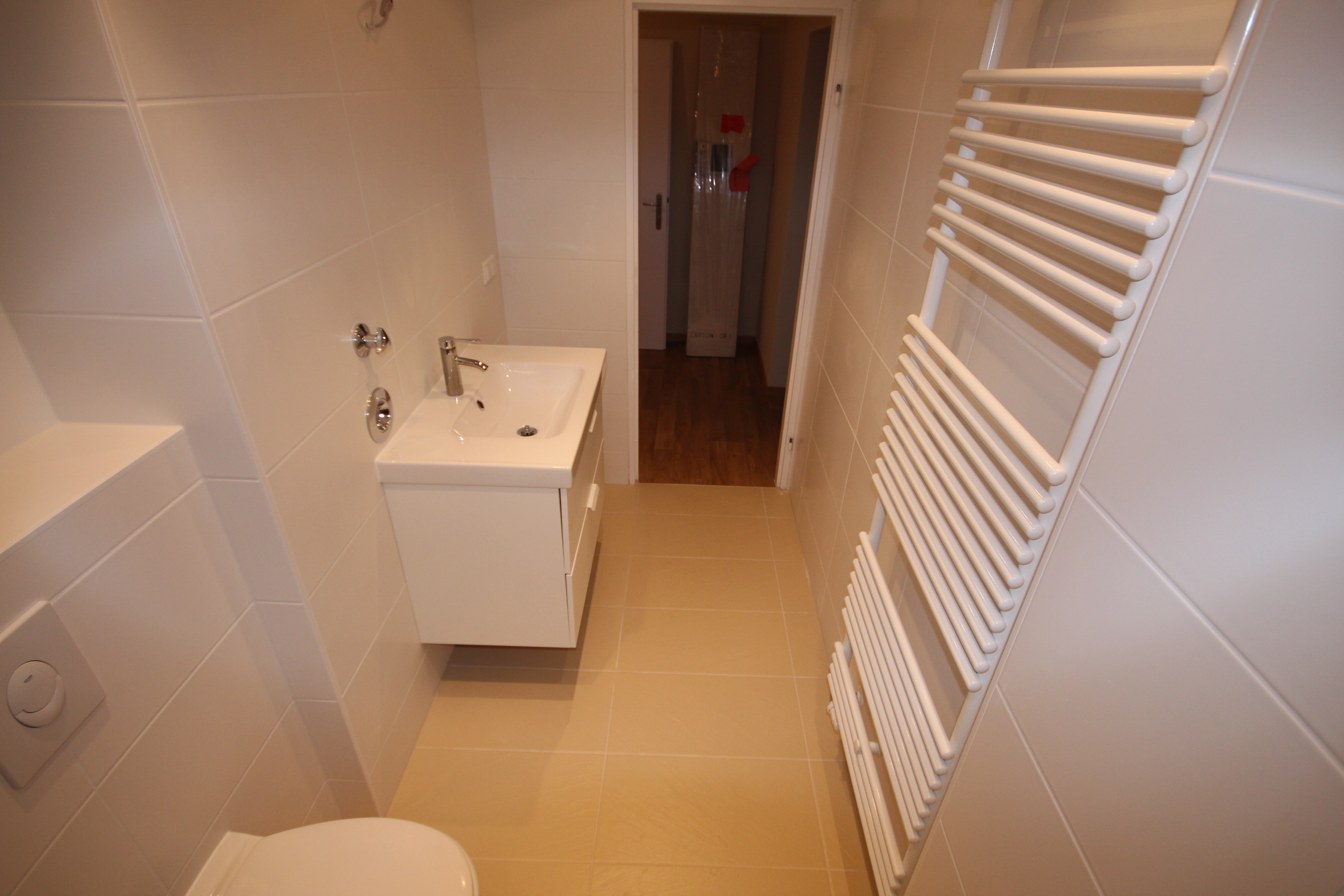 Badewanne mit Handtuchheizkörper