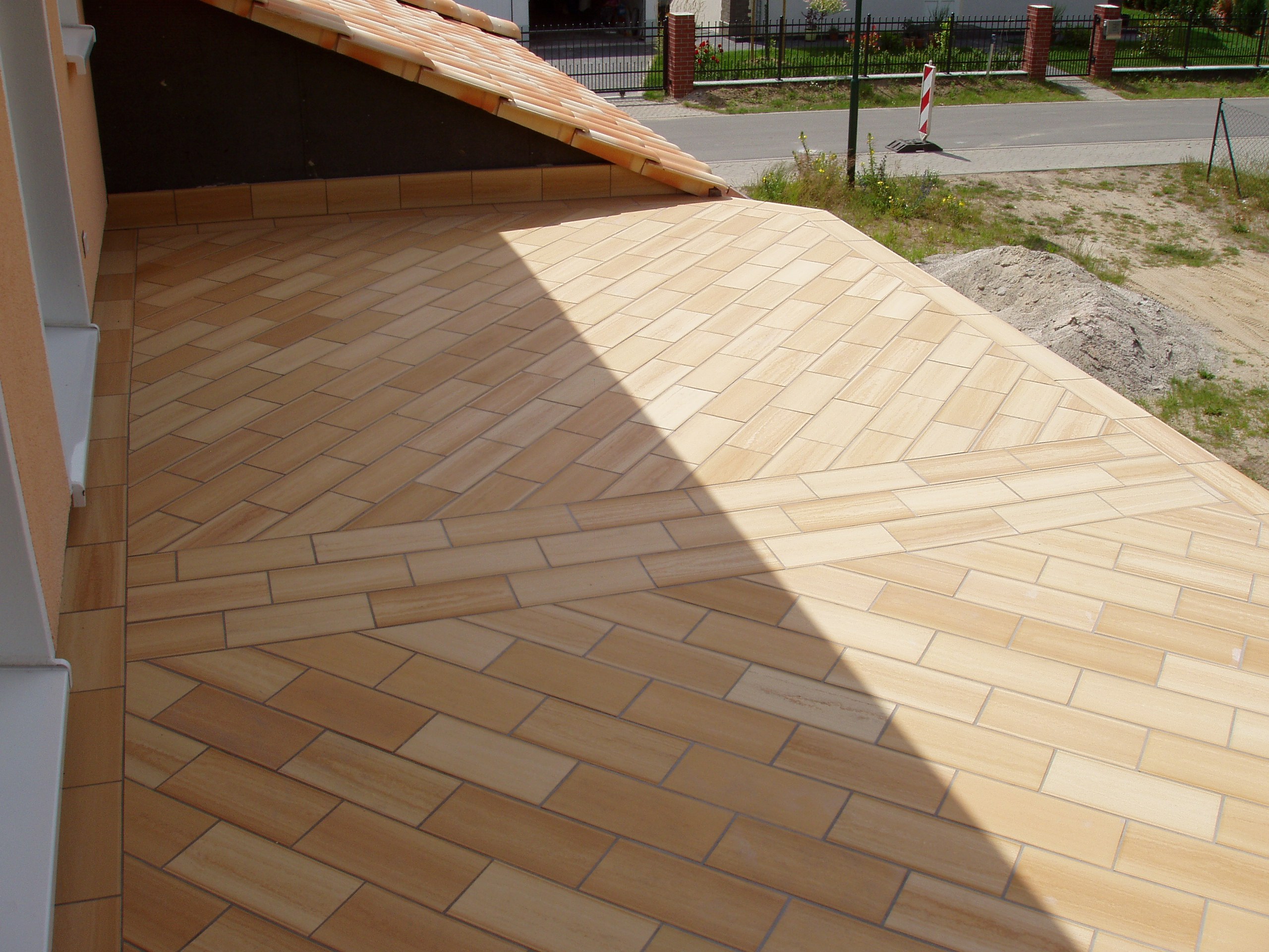 Fliesen im Diagonalverband im Sonnenlicht