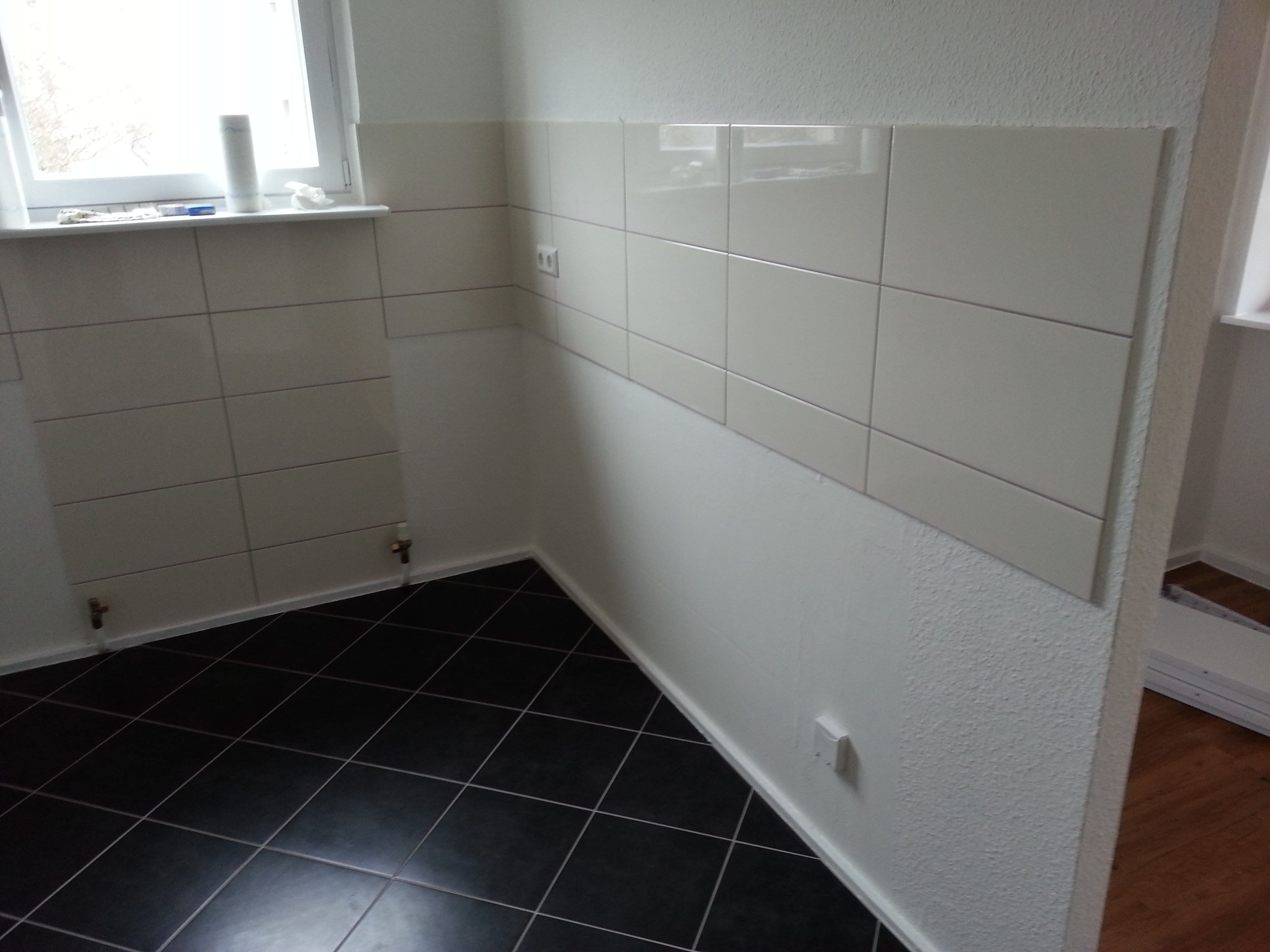Großformatige graue Bodenfliesen