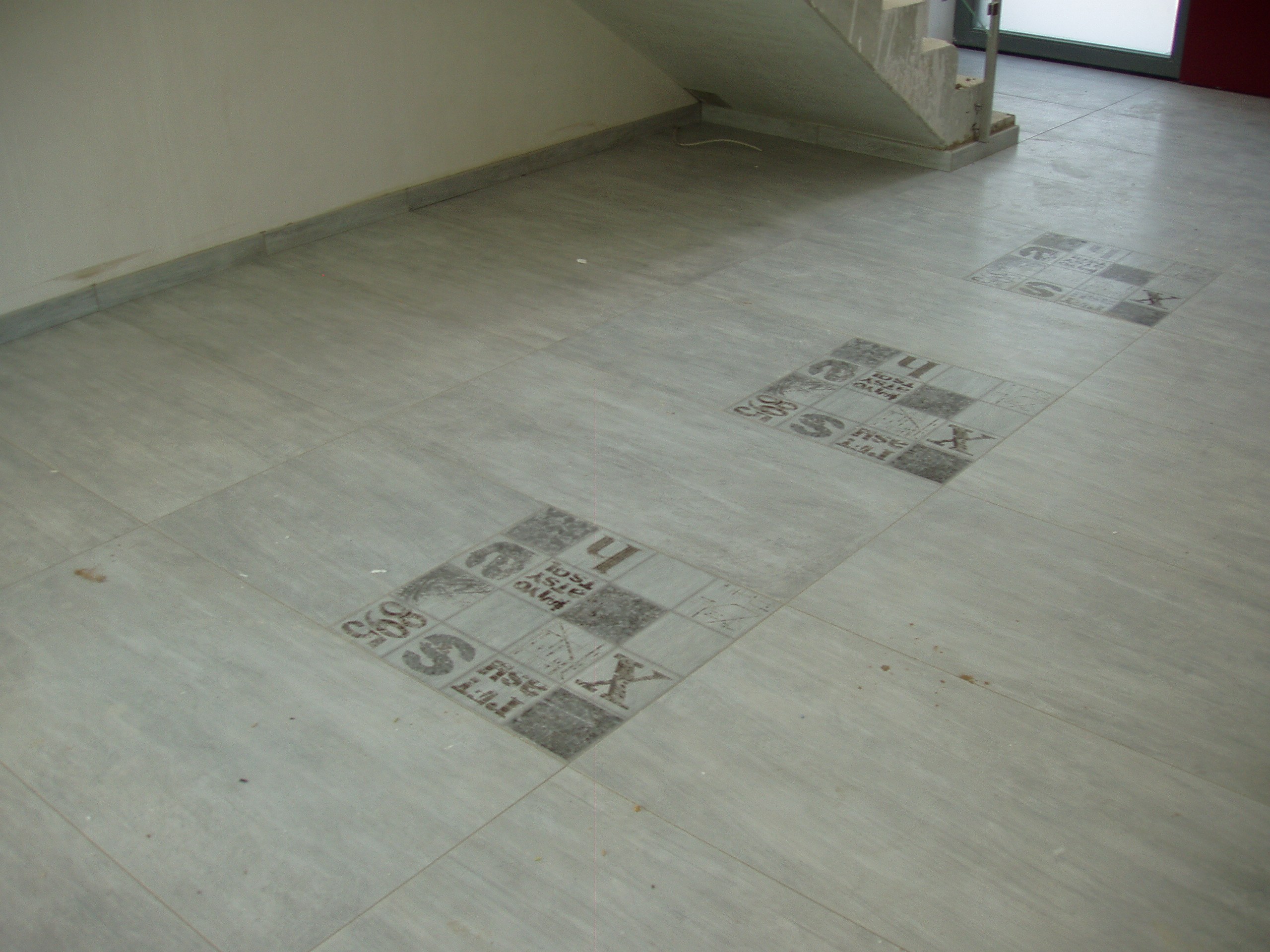 Fliesenverlegung im Treppenhaus mit ausgelegten Musterfliesen