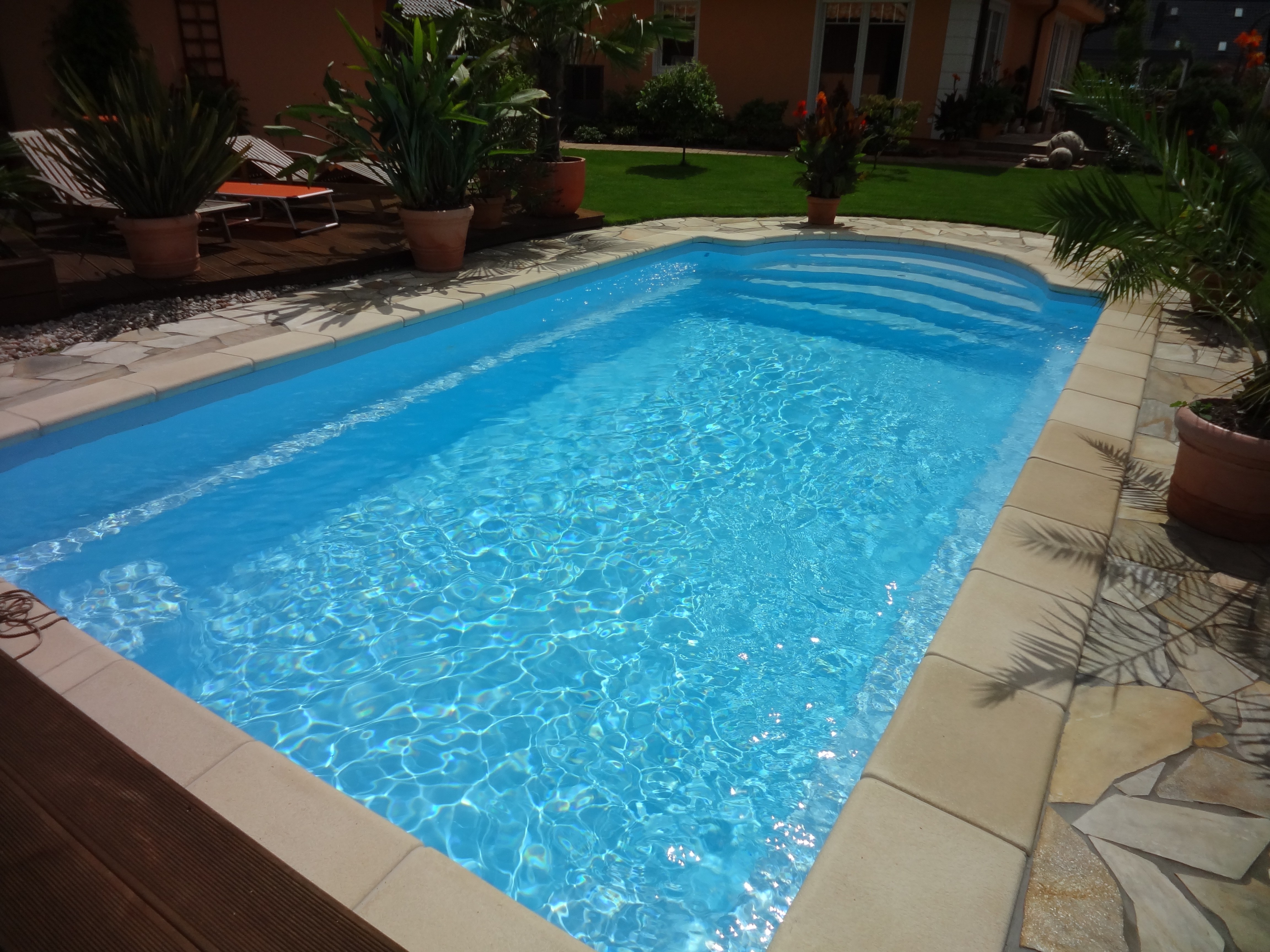 Pool mit heller Naturstein-Umrandung