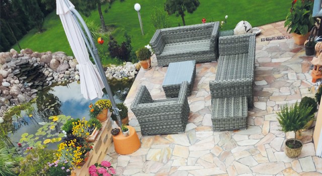 Naturstein-Terrasse mit Gartenblick
