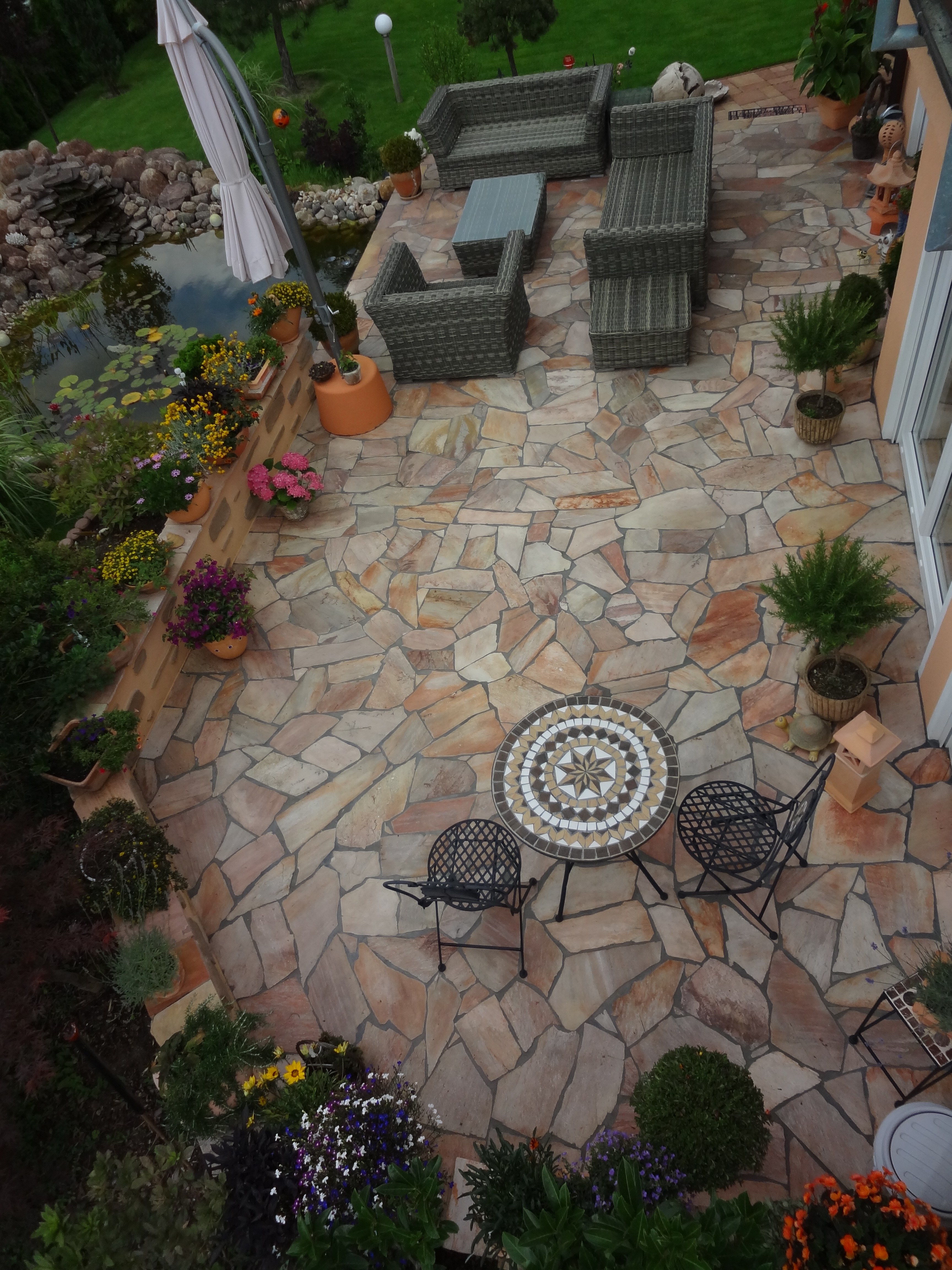 Naturstein-Terrasse mit Mosaik-Medaillon aus der Vogelperspektive