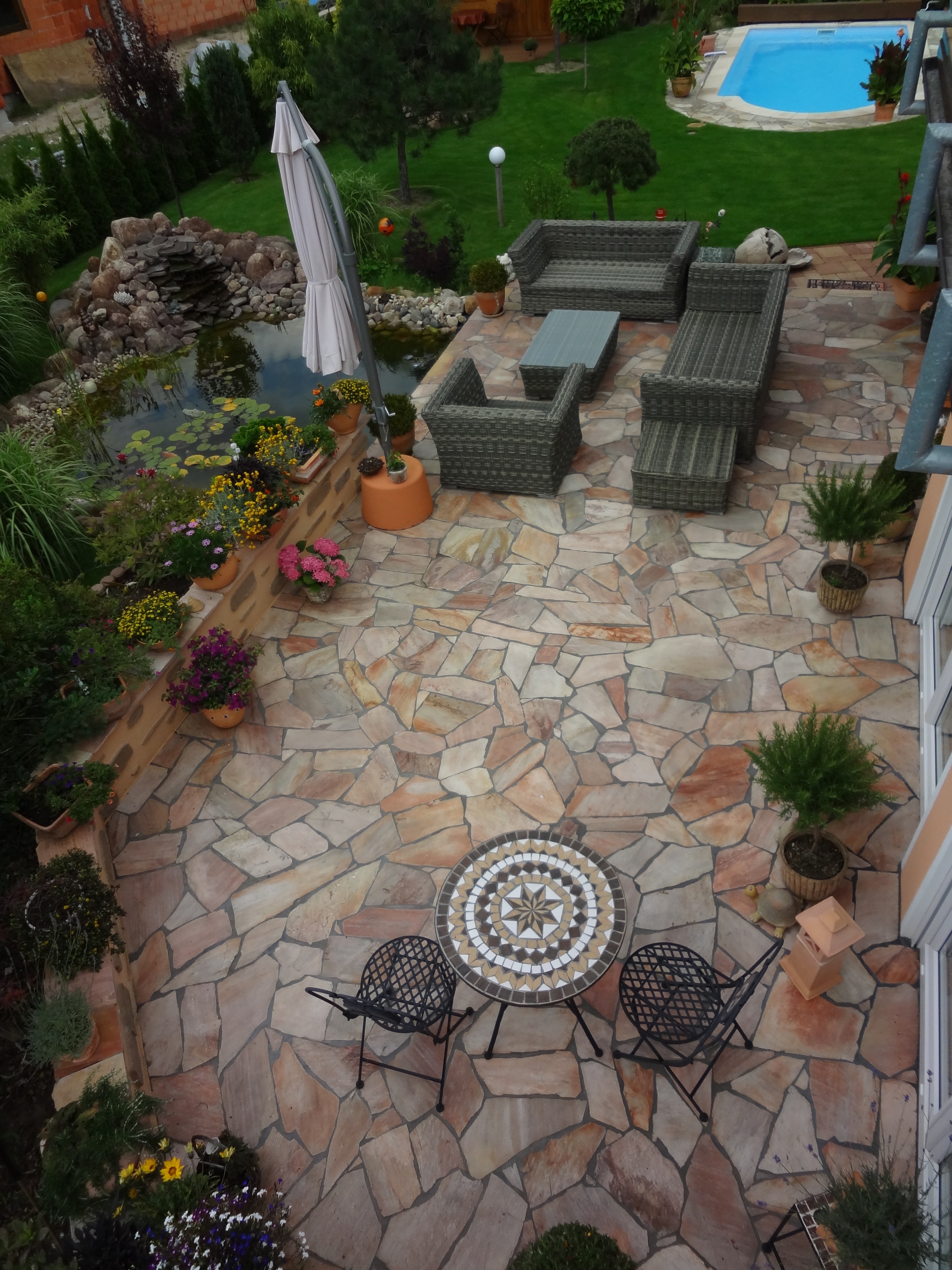 Naturstein-Terrasse mit Gartenmöbeln, Vogelperspektive