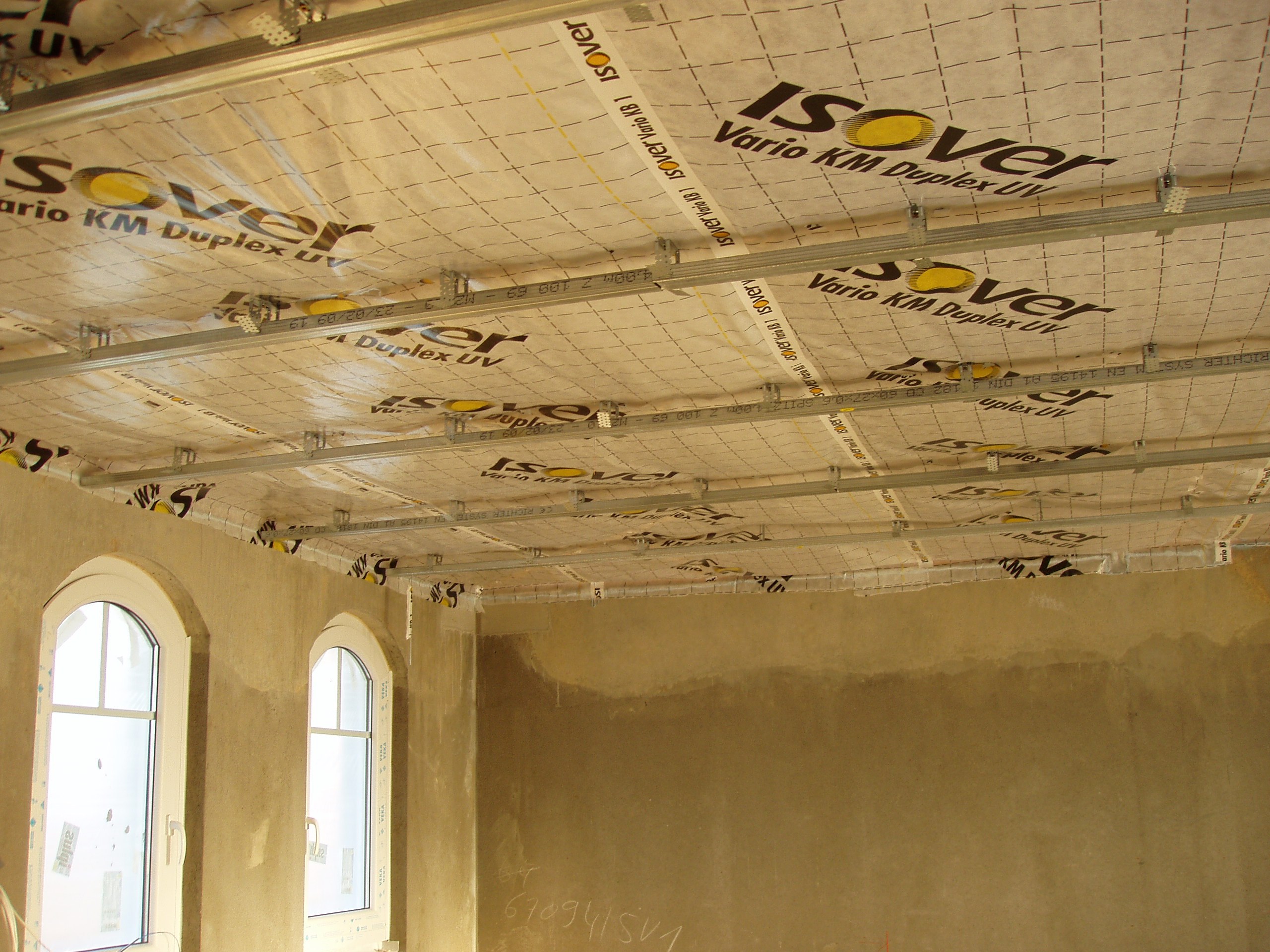 Trockenbauarbeiten an einer gewölbten Decke