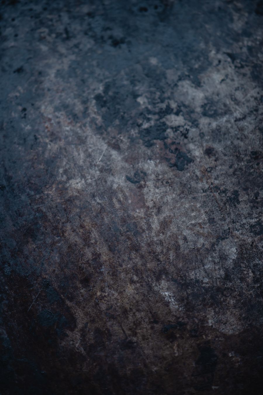 Metalloptik in dunklem Blaugrau mit changierender Oberfläche