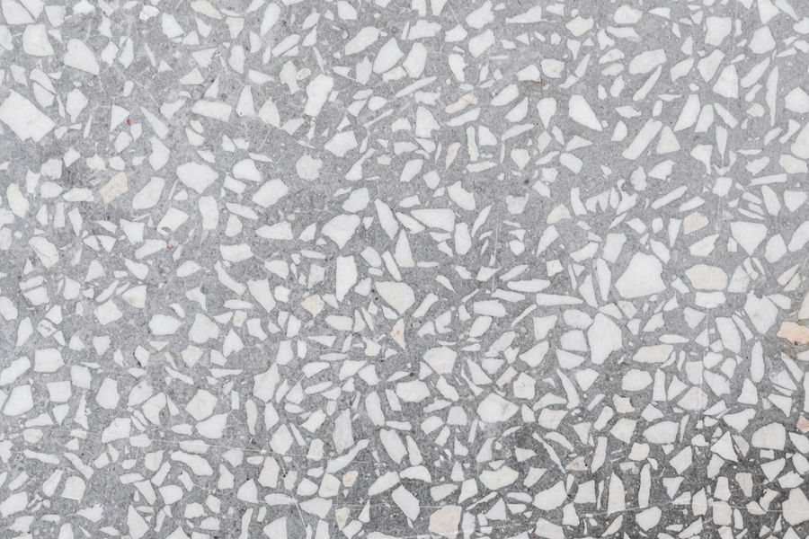 Terrazzooptik mit hellen Gesteinssplittern