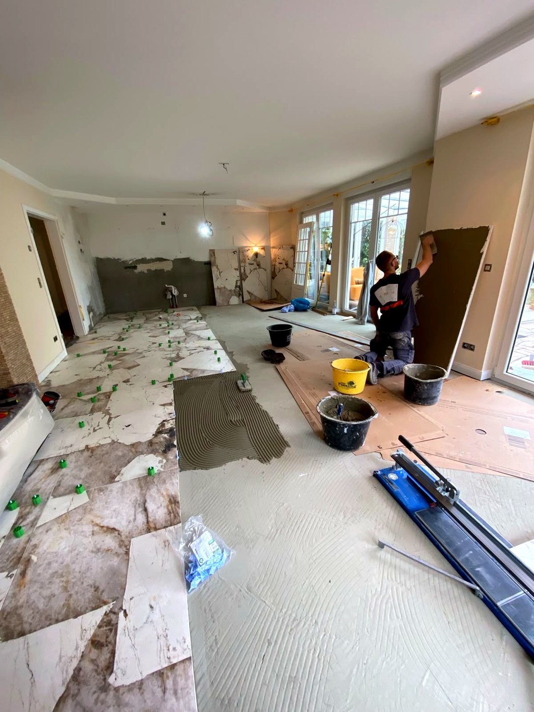 Verlegung großformatiger Marmor-Feinsteinplatten im Wohnraum, Berlin