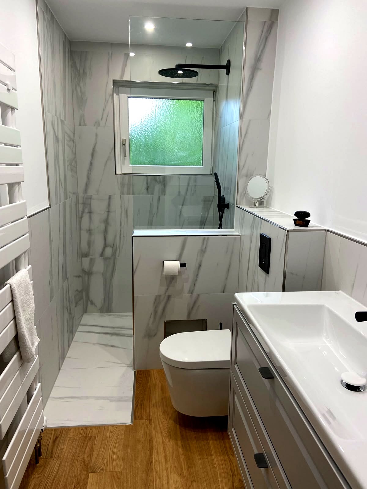 Gäste-Bad in Calacatta-Marmor mit Walk-in-Dusche