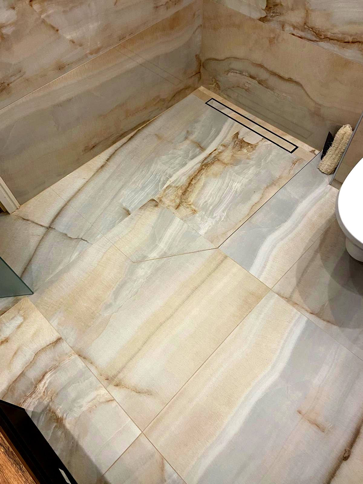 Bodengleiche Dusche in buchmatchiertem Onyx-Großformat — realisiertes Projekt von Jähnke Fliesenleger-Profi