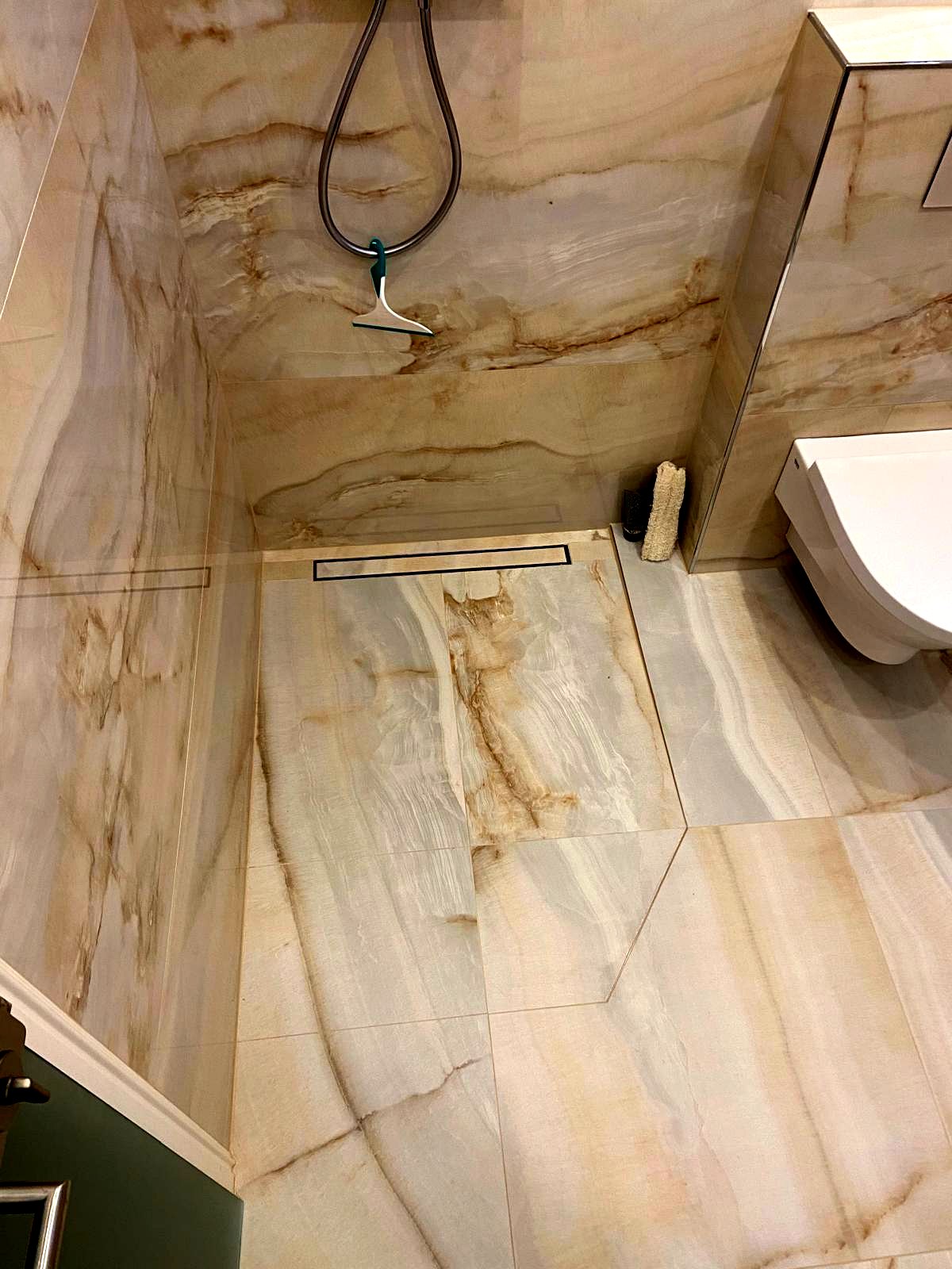 Onyx-Dusche mit lebendiger Natursteinaderung