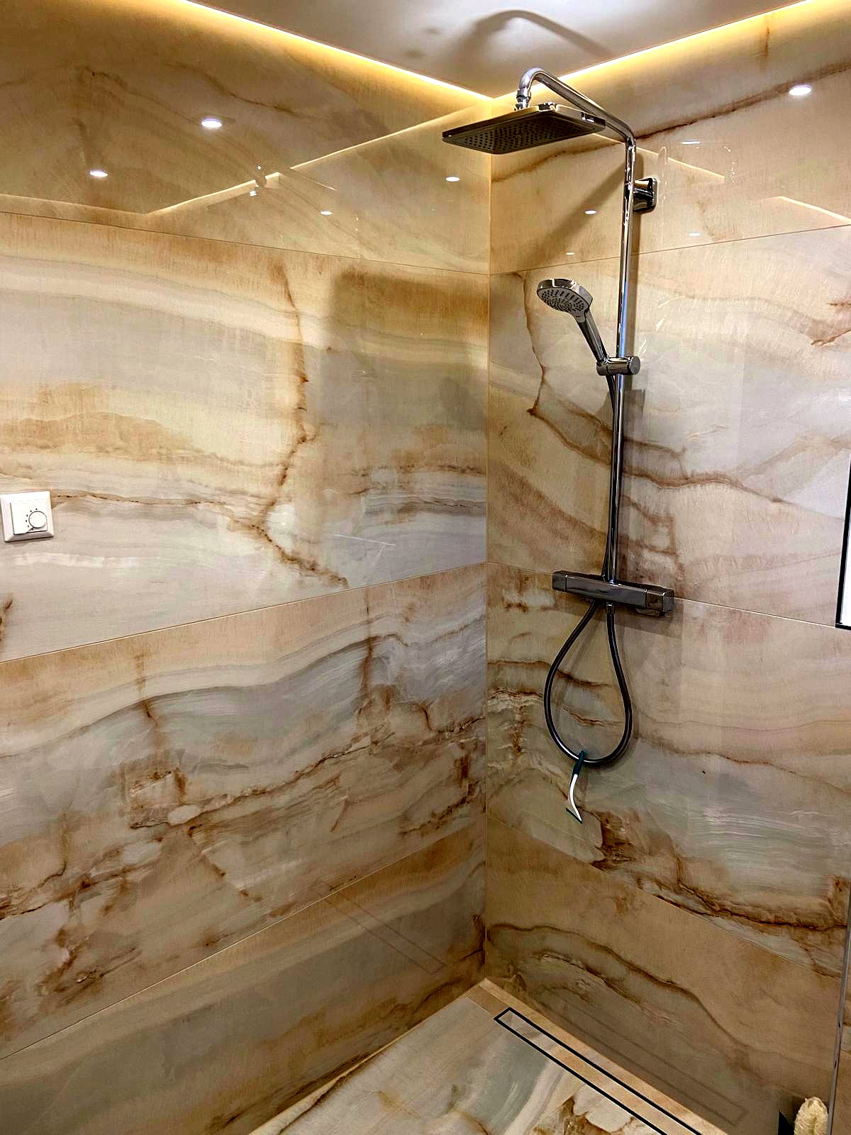 Bodengleiche Onyx-Dusche mit Regensystem in Großformat